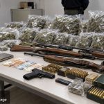 Λακωνία: Δύο συλλήψεις μετά τον εντοπισμό 81 κιλών κάνναβης και όπλων
